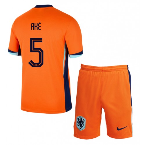 Maglia Calcio Paesi Bassi Nathan Ake #5 Prima Divisa Bambino Europei 2024 Manica Corta (+ pantaloncini)
